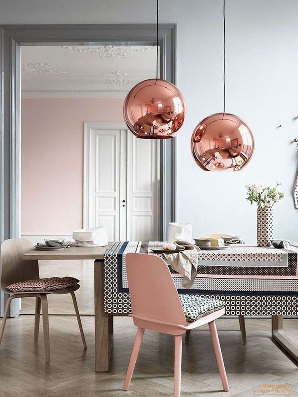 Gray-pink combination in the dining room
