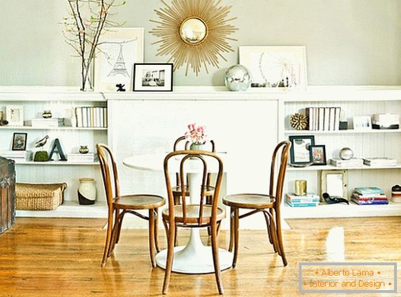 Golden accents in the interior of the dining room