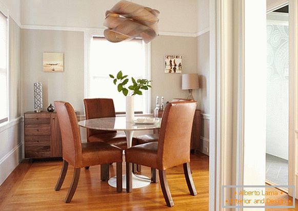 Extravagant chandelier in the dining room