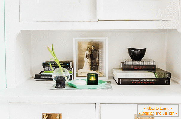 Decorative elements on the sideboard