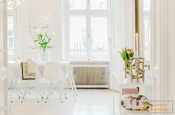 Large windows in the dining room