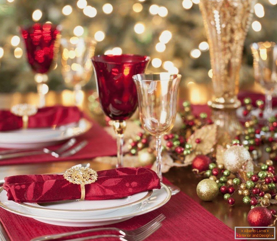 Red and golden wine glasses