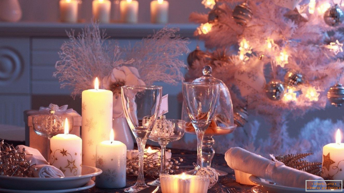 The use of candles of different sizes in the decor of the New Year's table