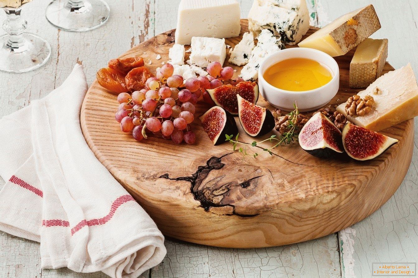 An example of how nice to serve a cheese plate with fruit