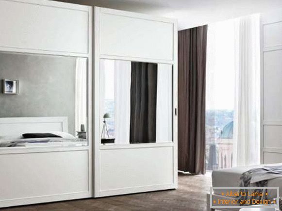 White wardrobe compartment in the bedroom - photo in the interior design