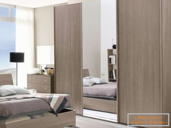 Sliding wardrobes in the bedroom - interior design photo in a modern style