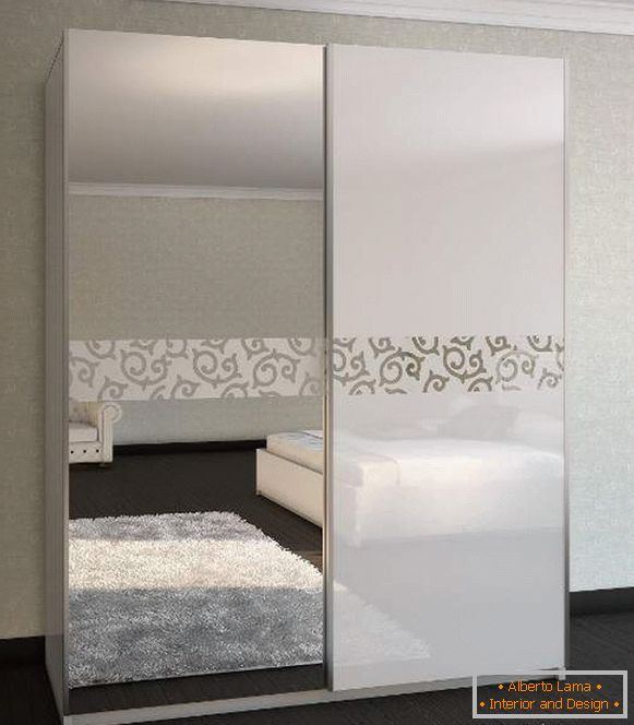 Modern coupé cabinets - photo design in the bedroom with a mirror