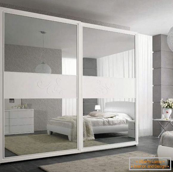 Bedroom with wardrobe with mirror doors - photo