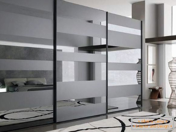 The ideas of the closet in the bedroom - a modern design with a mirror