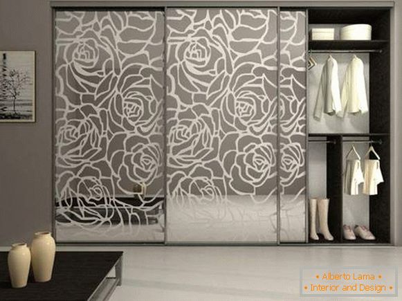 Beautiful coupé cabinets in the bedroom - photo design with a picture