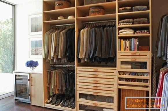 Closet compartment in the bedroom - internal filling and placement of compartments