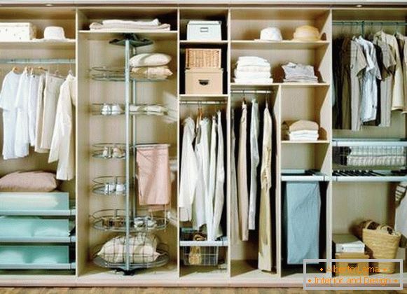 Unusual filling of the wardrobe compartment in the bedroom in a rotating rack