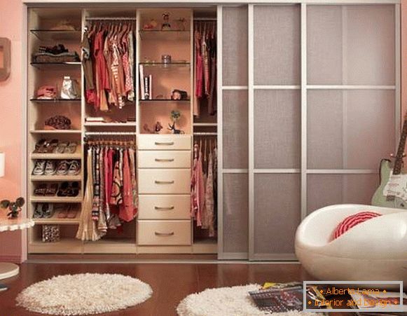 Closet compartment with thin fabric doors