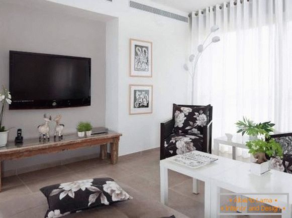 white-shade-in-the-living room