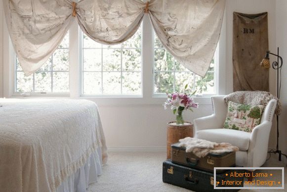 Original curtains on the eyelets in the bedroom - design ideas