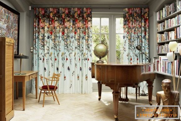 Beautiful curtains on the eyelets - photo with flowers
