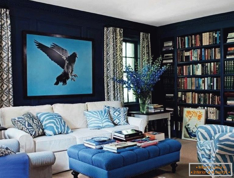 The combination of dark blue walls and light decor elements