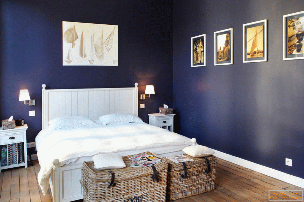 Blue walls in the bedroom
