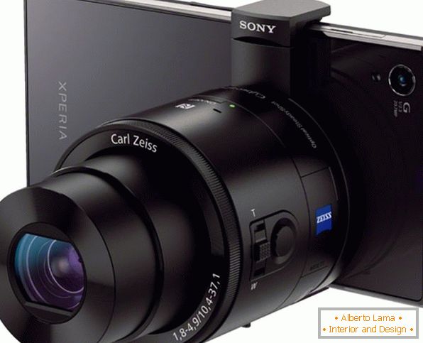 Sony Cyber-shot QX lens on the smartphone