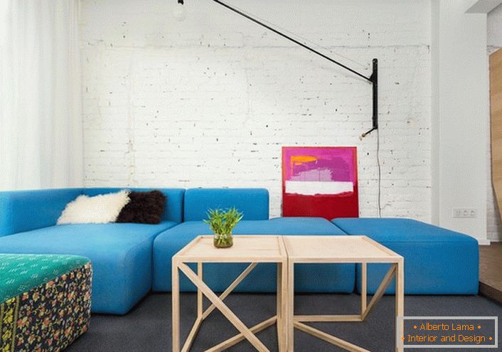 An unusual solution for the Scandinavian style is soft furniture of a rich blue color