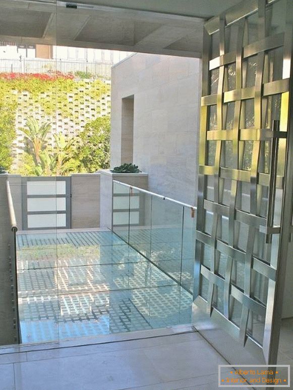 Entrance doors made of glass and stainless steel