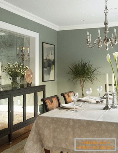 Mirror chest of drawers in the dining room