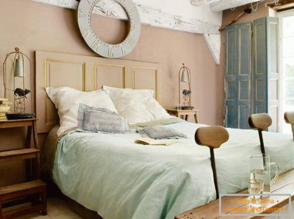 A small bedroom in the Provence style - a photo of a creative interior