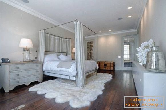 Large bedroom cheby chic with wooden floor