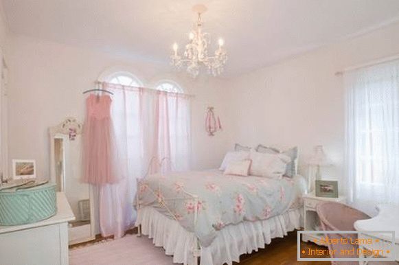 Bedroom cheby chic in pastel colors