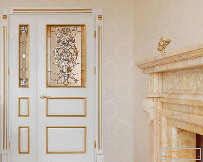 The design of doors in Art Nouveau style is moderately restrained and refined. The white color of the canvas harmoniously combines with the gold decorative details.