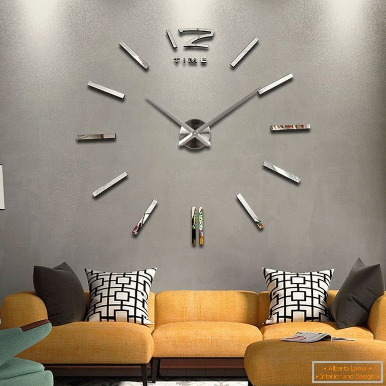 Large wall clock над диваном