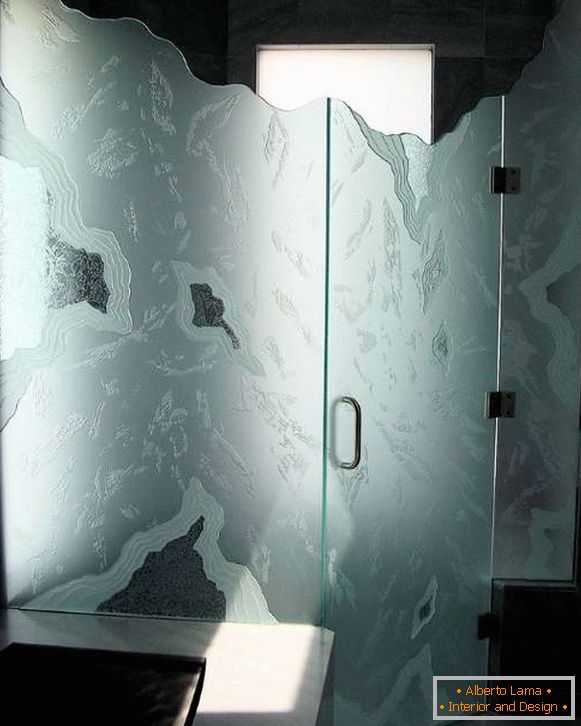 Unusual glass door in the shower - photo in the interior