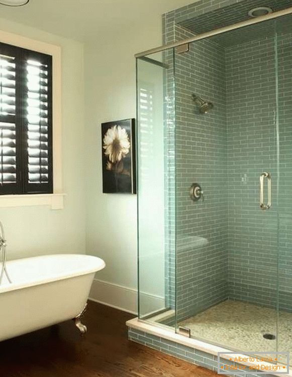 Transparent glass doors for a shower room in a niche