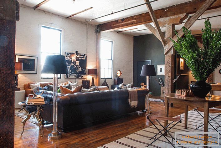 A creative atmosphere reigns in the living room in a loft style. Bright accents make the room cozy and warm.