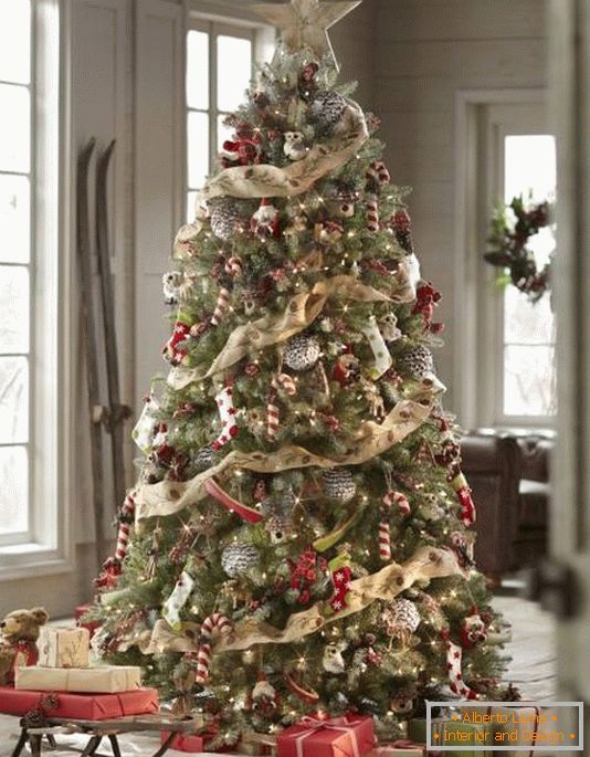 Christmas-tree-with-lovely-decorations