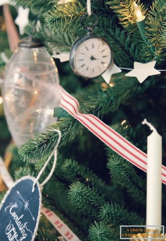 unusual-but-beautiful-Christmas-tree decorations
