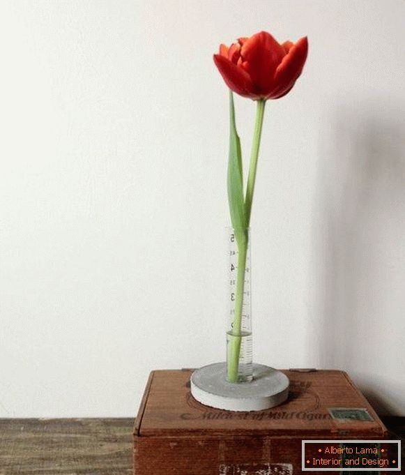 Do it yourself: a stylish flower vase