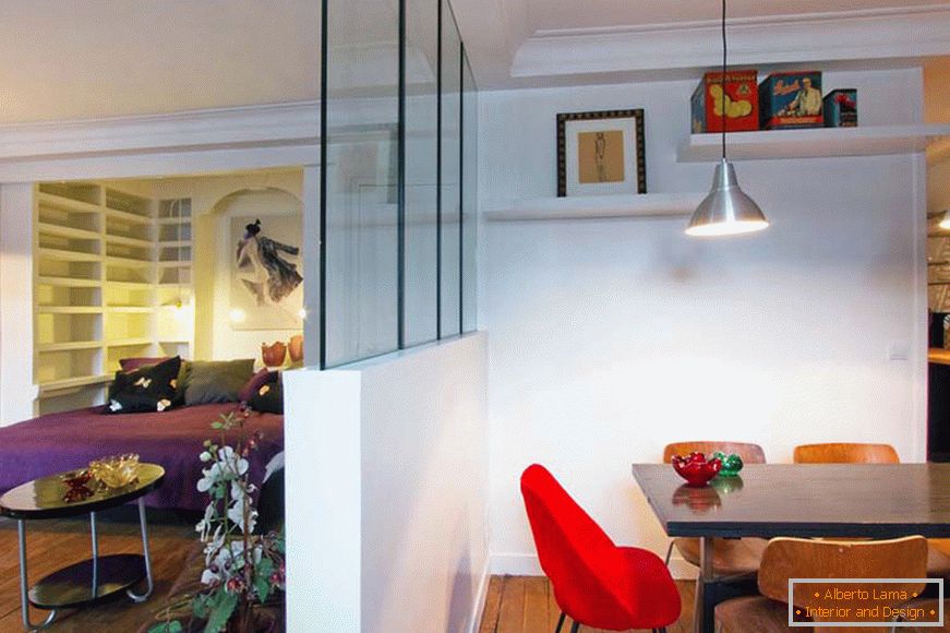 Partition between the dining room and living room of a small studio apartment in Paris