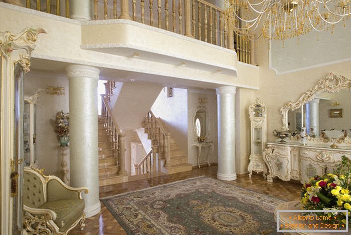Guest room in baroque style. The interior is interesting with columns and a balcony on the second floor.