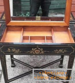 Dressing table with hinged cover