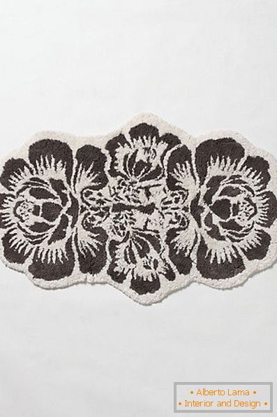 Bath mat with floral print