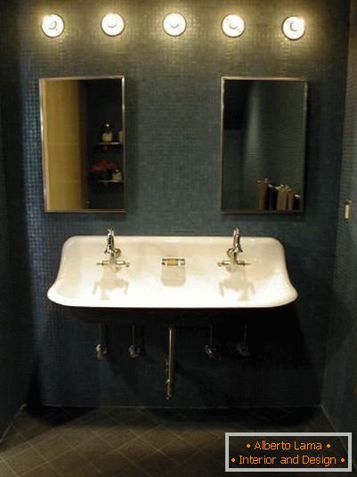 Double vanity washbasin in the bathroom