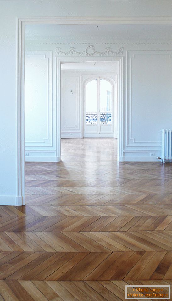 Parquet floor in an empty apartment