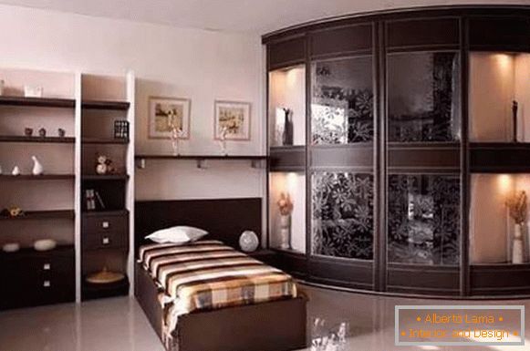 Corner radii wardrobe in the bedroom with mirrored doors