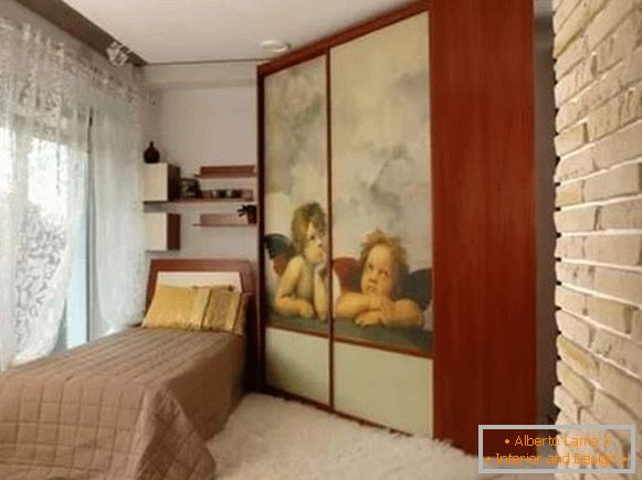 Trapezoidal corner cupboard in the bedroom - photo in the interior design