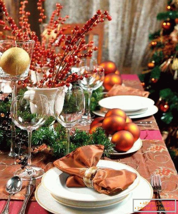 Decor of the New Year's table 2017 in bright shades of red