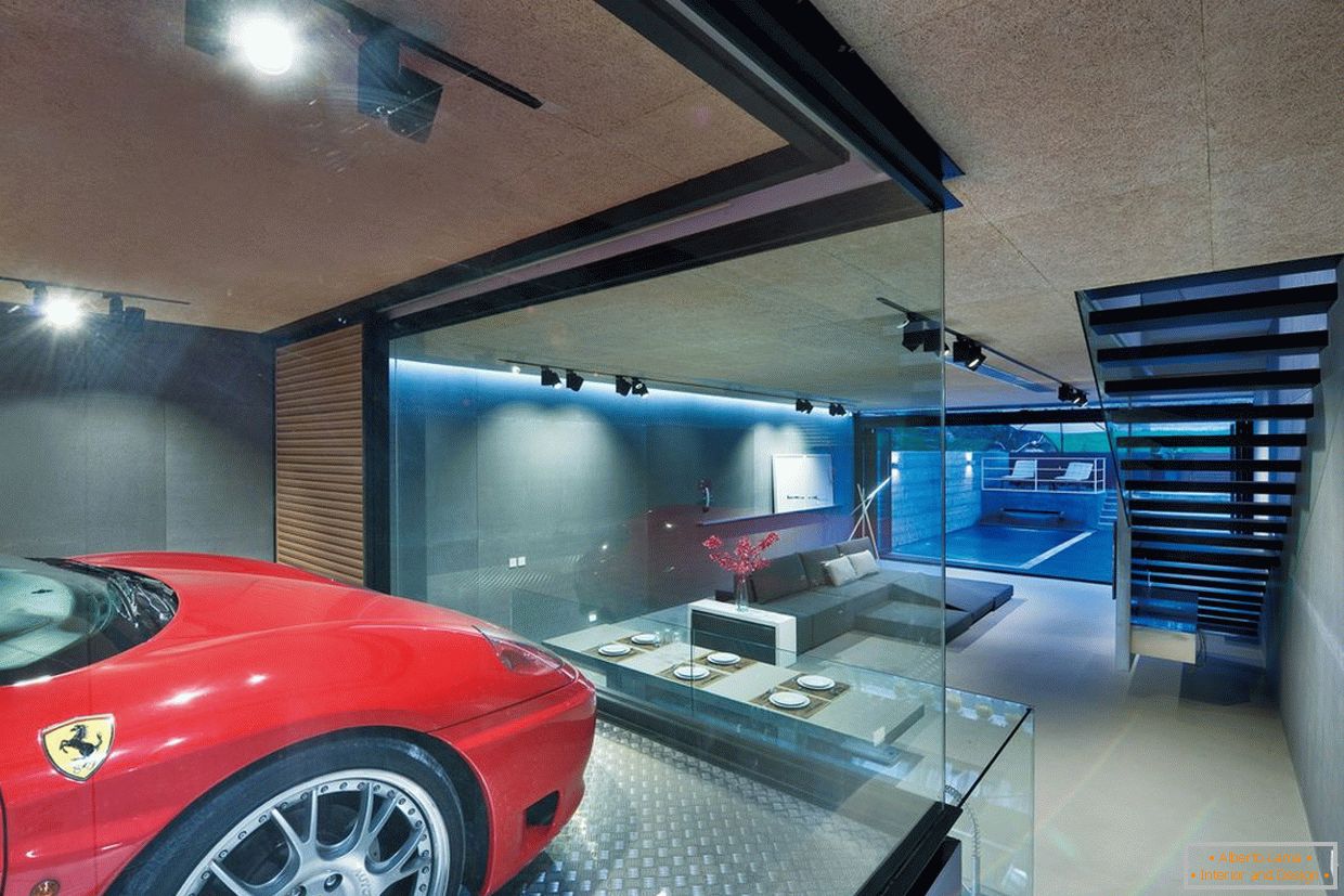Glass partitions in the garage
