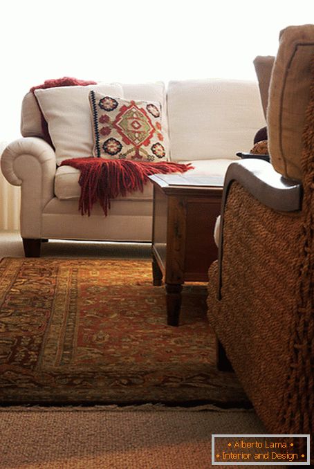 Coffee table with storage compartment