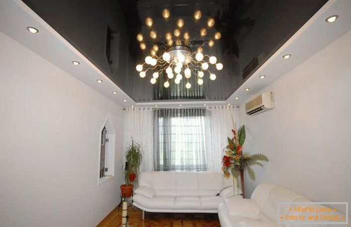 The black gloss of the ceiling underscores the tender gaudy interior of the living room.