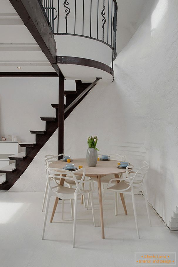 Dining room-studio in the attic